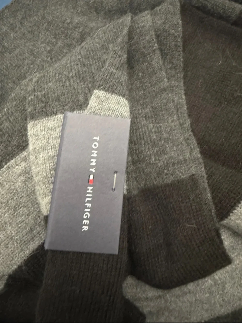 Tommy Hilfiger Men’s Black & Gray Striped Knit Scarf